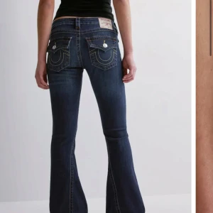 True Religion bootcut jeans mörkblå - Säljer mina true relegion jeans. Kontakta för bild. 🌸 Jag är 170 och dem sitter perfekt  passar både s och m