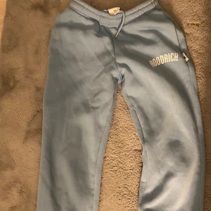 Mjukissett   - Hoodrish mjukissett. Som nytt förutom lite fläckar på hoodie armen. 💘