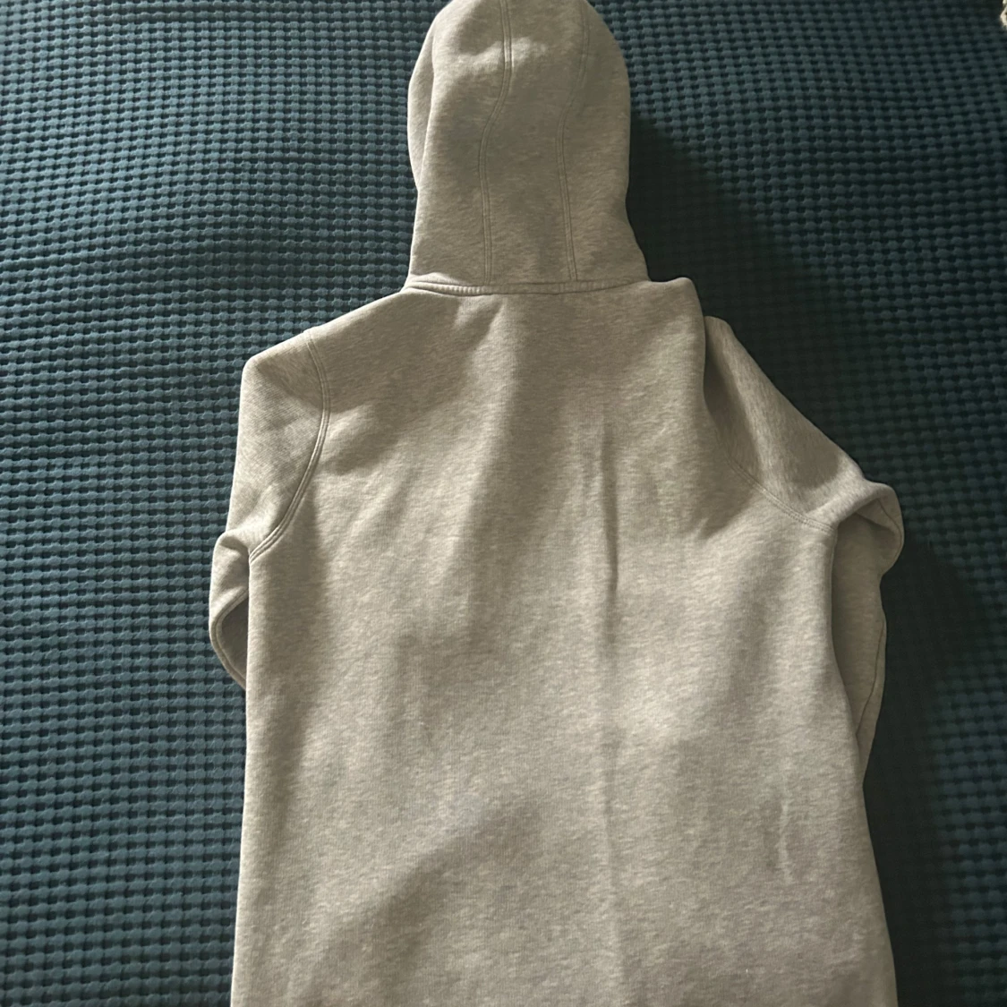 Grå hoodie från Sail Racing med dragkedja - 1