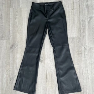 Svarta byxor  - Svarta byxor från Gina tricot. Strl 36. Oanvända