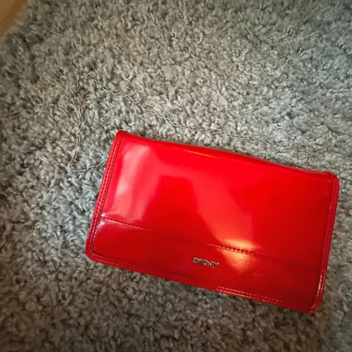 Röd kuvertväska från DKNY med kedja - 1