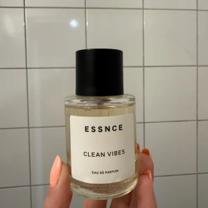 ESSNCE Clean Vibes parfym - Parfym från ESSNCE i doften Clean Vibes. En väldigt fräsch och fin doft som tyvärr inte riktigt kommer till användning. Köpt för ca 6 månader sedan. 