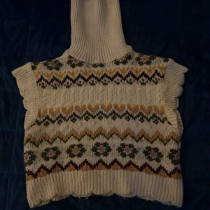 Stickad tröja med mönster från Zara - Superfin stickad tröja från Zara med hög polokrage och volangdetaljer vid ärmöppningarna. Perfekt att styla över en skjorta eller långärmad tröja för en trendig lager-på-lager-look.