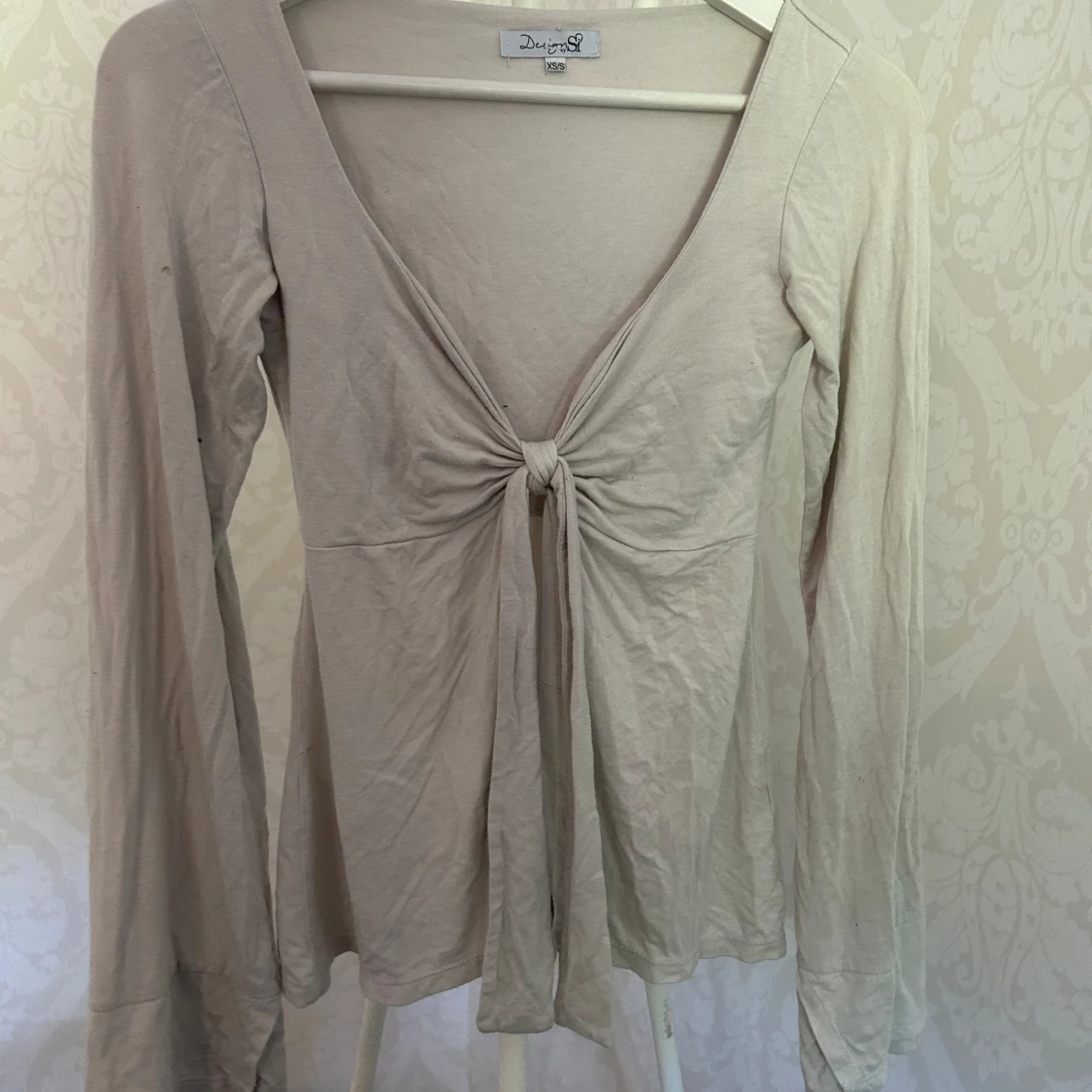 Vit långärmad topp med knyt