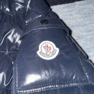 Svart Moncler Maya - Använd knappt, Pris kan diskuteras.  🚨ÄKTA🚨
