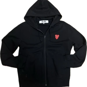 CDG zip up - En ovanlig men fet dubbelhjätad Comme des garcon zip up hoodie. Sälj för att den inte används längre har varit i bruk Max 10ggr. Ser dock ut som ny utan några defekter. Pris kan talas om💫✌️