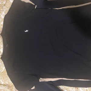 Svart polo Ralph Lauren T-shirt - Svart polo T-shirt storlek S mycket bra skick pris 250kr