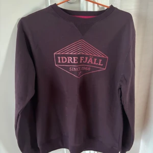 Mörklila sweatshirt Idre Fjäll  - Mörklila sweatshirt från Idre Fjäll i dammodell, storlek M. Nästan aldrig använd🙌