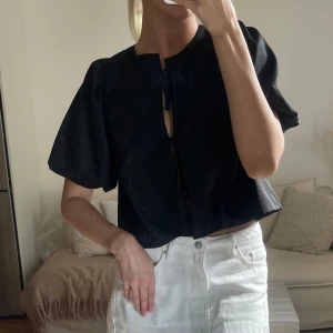 Ginatricot blus - Super fin knyt blus från Ginatricot med puff ärmar, knappt använd där av säljs den! Inga defekter, storlek xs