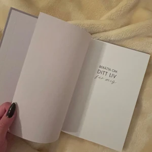 Berätta om ditt liv för mig - En personlig bok fylld med frågor om livet, minnen och intressen. Perfekt att ge till någon du bryr dig om och få tillbaka med deras berättelser. 