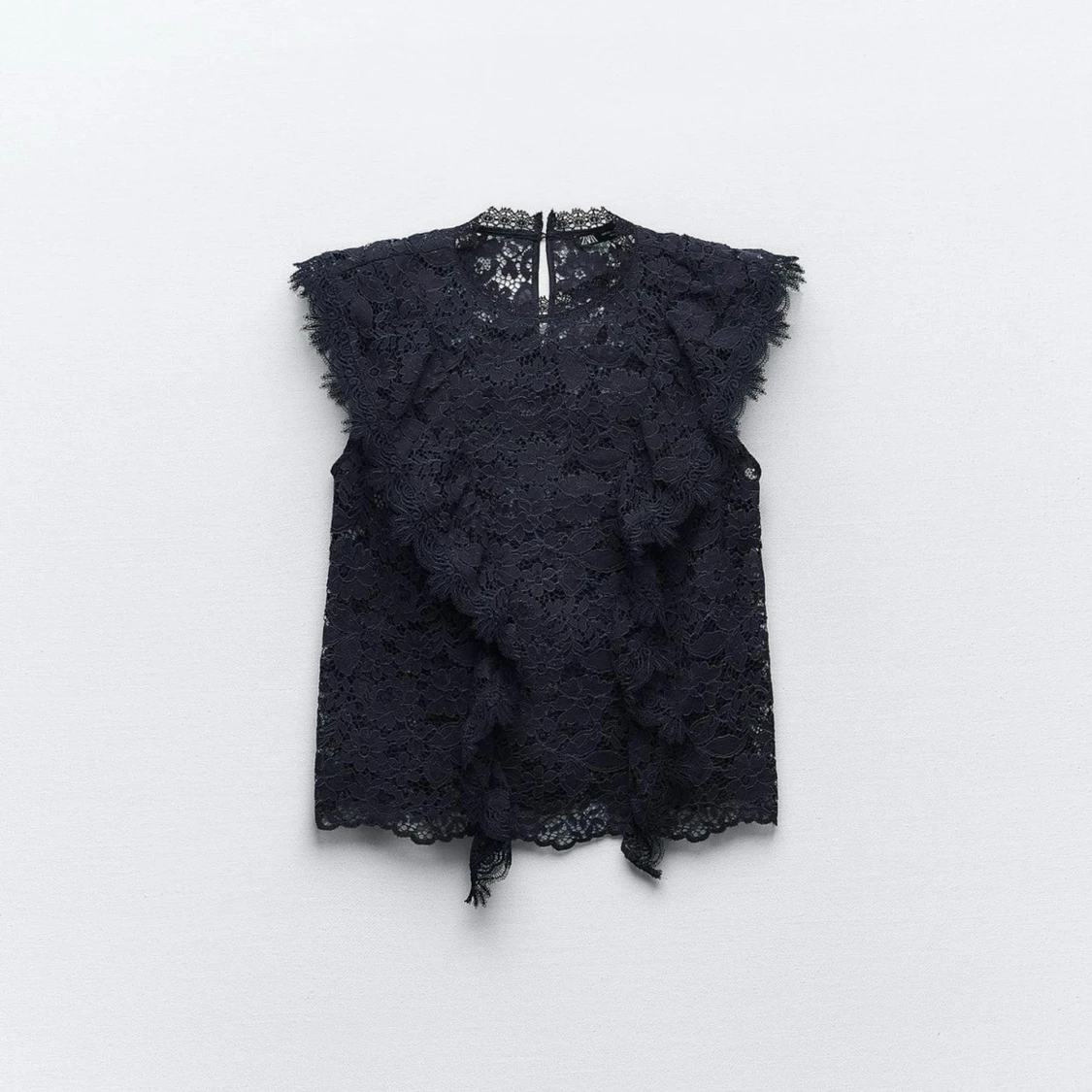 Svart spetsblus med volang