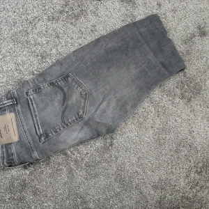 Grå slim jeans från Jack & Jones - Helt nya använda 1 gång!❗️Snygga grå jeans från Jack & Jones i modellen Slim Glenn. Jeansen har en slim passform, klassisk femficksdesign och är tillverkade i  denimtyg. Perfekta för dig som gillar en smalare siluett och en modern look.