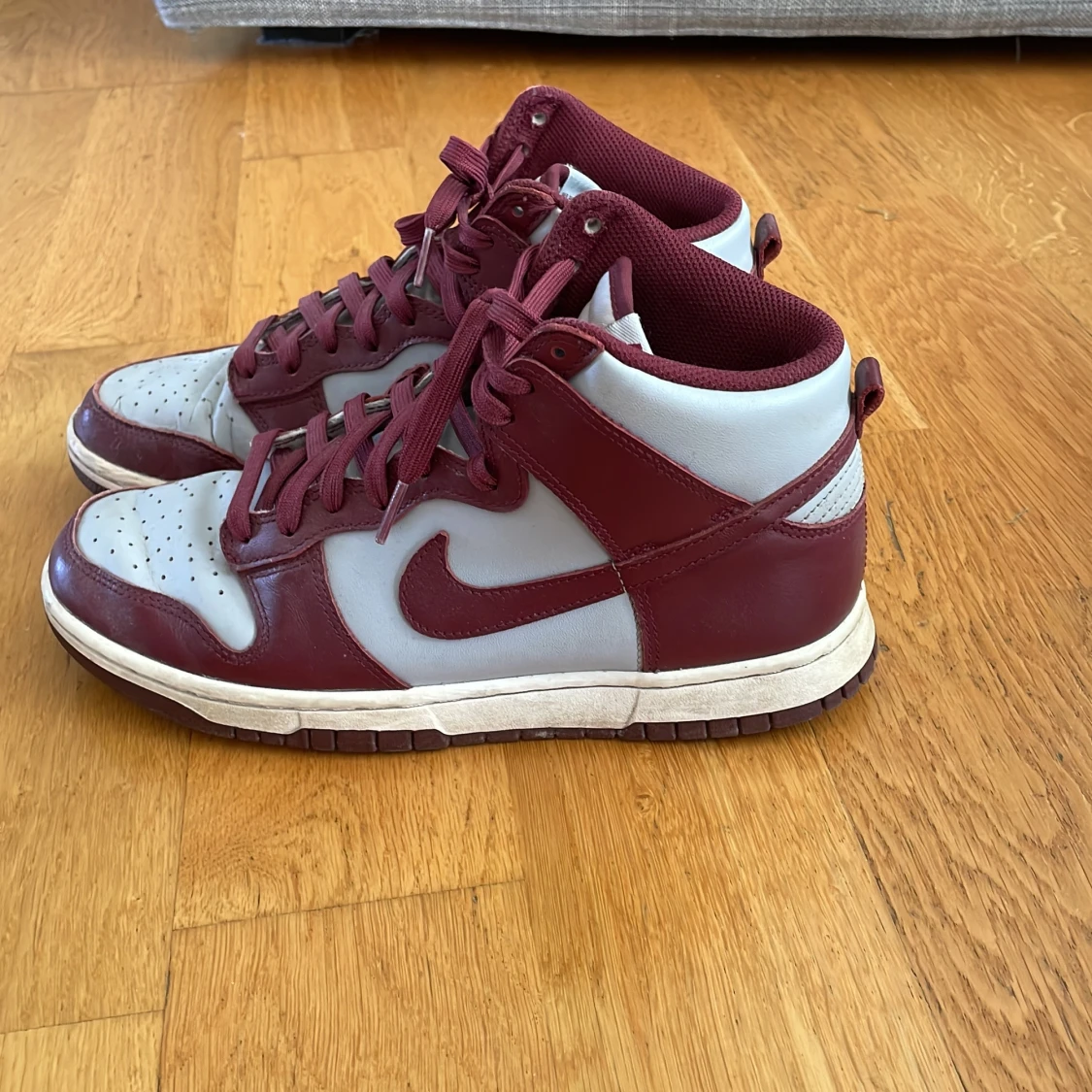 Nike Dunk High i vinrött och grått - 1