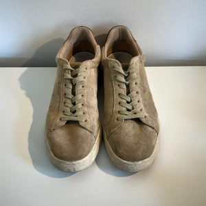 Gant skor - Snygga sneakers från Gant i beige mocka. Väldigt snygga och stilrena passa till många outfits. Först till kvarn😁 nypris 1800 kr