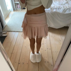 Kjol - Minikjol med volanger, lapp kvar, helt ny