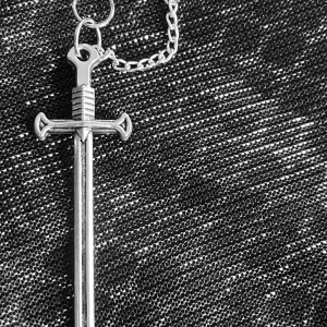 By prisförslag- 1 st dubbel örhänge med svärdhänge i silverfärg - Coolt dubbel örhänge med ett detaljerat svärdhänge i silverfärgad metall. Kedjan är klassisk och svärdet har snygga detaljer på handtaget. Perfekt accessoar för dig som gillar unika smycken med edge.