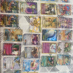 Pokémon EX samling - Rayquaza, Charizard m.fl. - Cool samling av Pokémon EX-kort, inklusive Rayquaza EX och Mega Charizard EX! Perfekt för dig som älskar Pokémon, samlar eller vill spela med vänner. Flera kort har häftiga illustrationer och specialeffekter. Vissa kort har tydliga tecken på användning/slitage.
