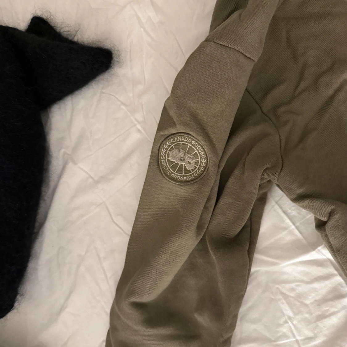 Olivgrön hoodie från Canada Goose - 2