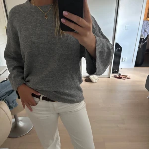 Grå stickad tröja med vida ärmar - Såå fin grå stickad tröja. Helt perfekt passform💕