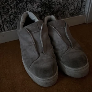 Grå eytys  - Skick 6/10 ser använda ut men det är okej skick hör av er om ni har frågor eller vill ha fler bilder 