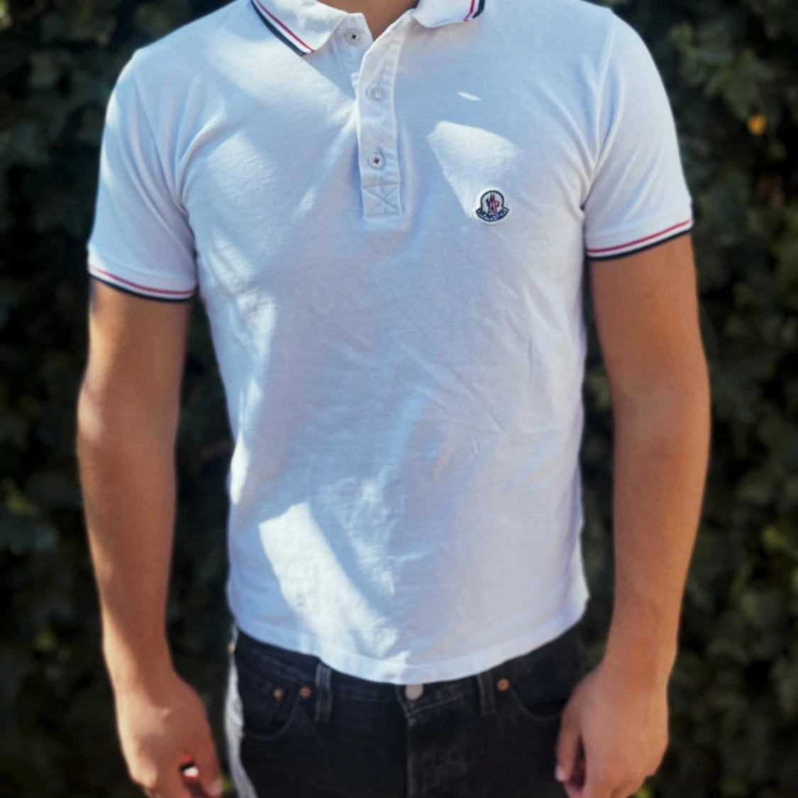 Vit Moncler pikétröja med röd/blå kant - 1