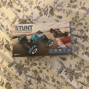 STUNT 45° Climber Car - En cool stuntbil med 45° klättringsförmåga, gesture control och dubbelsidig körning. Perfekt för dig som gillar teknik och fartfyllda äventyr! Upptäck biomimetisk design, formförändring och kraftfull motor