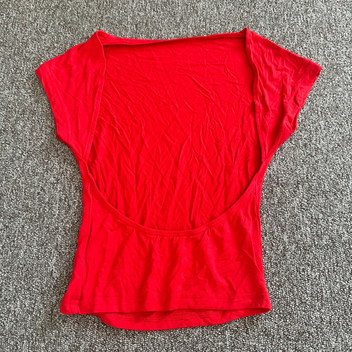 Röd topp med öppen rygg  - 1