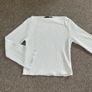 Vit långärmad tröja - Superfin vit mönstrad långärmad tröja från Lager 157 i storlek S. Endast använd fåtal gånger. Skriv gärna om du har några frågor, svarar så fort jag kan! 