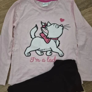 Disney Animals rosa långärmad tröja - Söt rosa långärmad tröja från Disney Animals med tryck av Marie från Aristocats och texten 'I'm a lady'. Tröjan har rund hals och är gjord i mjuk bomull, perfekt för dig som gillar gulliga motiv och bekväma kläder.