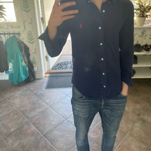 Ralph lauren skjorta S - Säljer en mörkblå polo Ralph lauren mesh skjorta. Storleken är S. Hör av dig vid frågor!