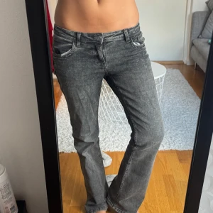 Grå bootcut jeans - Snygga grå jeans med bootcut passform och låg midja. Jeansen har klassisk femficksdesign och är tillverkade i ett mjukt denimtyg. Perfekta för en avslappnad och trendig look. Stl 38 men passar mig som är S/M