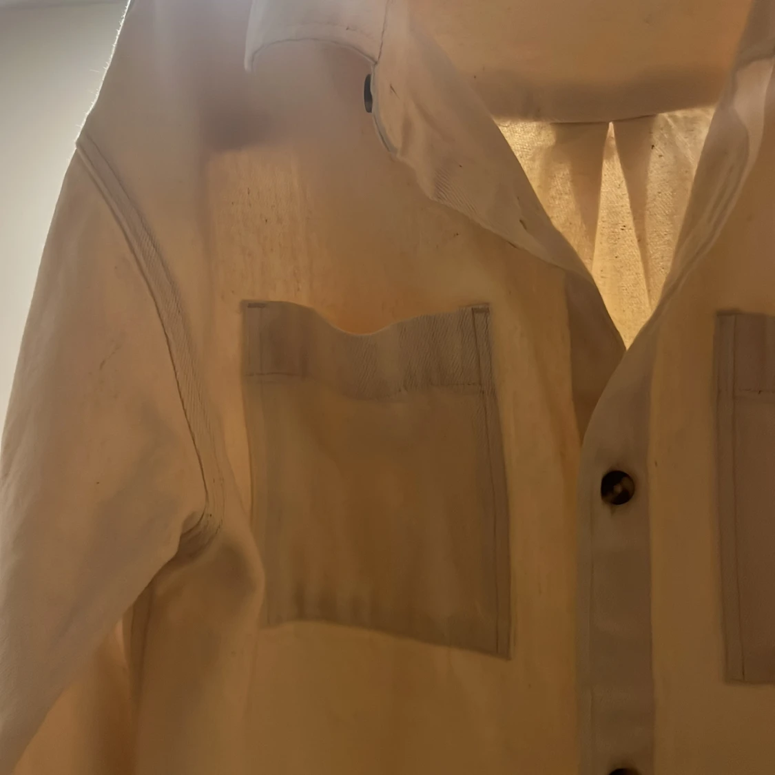 Beige overshirt med fickor och knappar - 1
