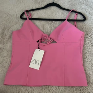 Zara topp - Helt slutsåld populär zara topp som är helt ny med prislappen kvar och då aldrig använd! Passar både S och En liten M😁