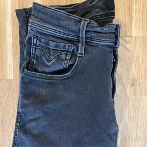 Replay Anbass svarta jeans slim fit - Snygga svarta Replay Anbass jeans i slim fit. W - 29 och L - 29. Sitter lite tajt men är i perfekt skick.