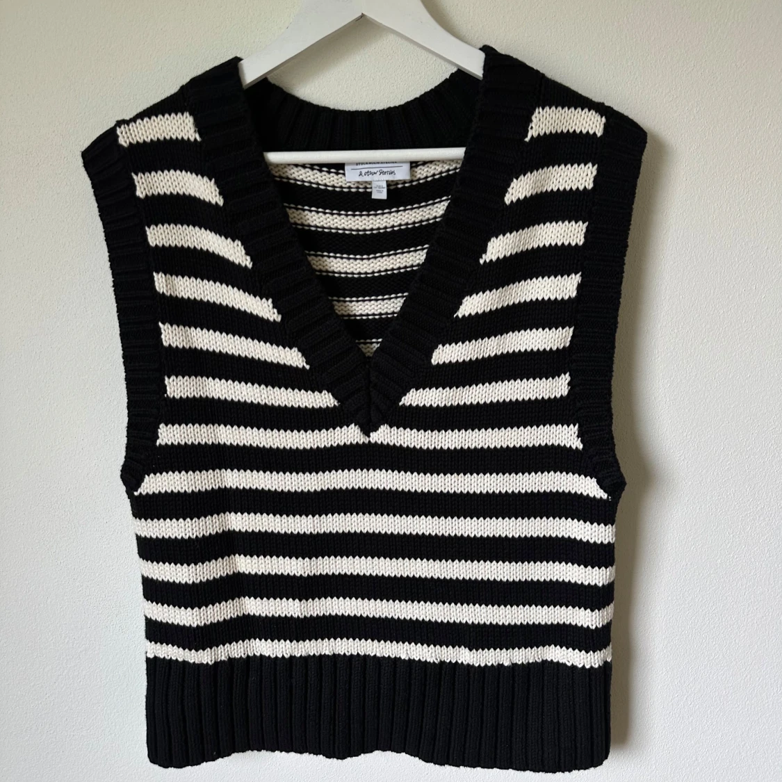 Randig stickad väst från & Other Stories