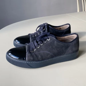 Svarta Lanvins i mocka - Ett par svarta lanvins med svart glans. Storlek 40 men stora i storleken så passar även 41. Det syns att dem är använda T.E.X där bak och lite under sulan men inget som man ser på avstånd. Skick är runt 6/7 utav 10. Hör av dig vid mer frågor eller bilder!