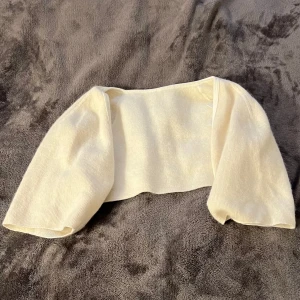 Krämvit bolero från Gianni Feroti - Säljer en krämvit bolero från Gianni Feroti! Materialet består av angora, ull och polyamid 💕 