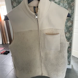 Fleece väst  - Lite för liten för mig så säljer och hoppas på att någon annan får användning för den☺️