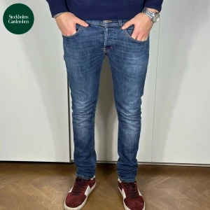 Dondup George Jeans - Jeans från Dondup | Storlek: 33 (sitter som 32) - Skicket på jeansen är väldigt bra utan defekter - Vårat pris: 749 - Nypris: 2,799kr - Modellen är 185cm och väger 80kg. 