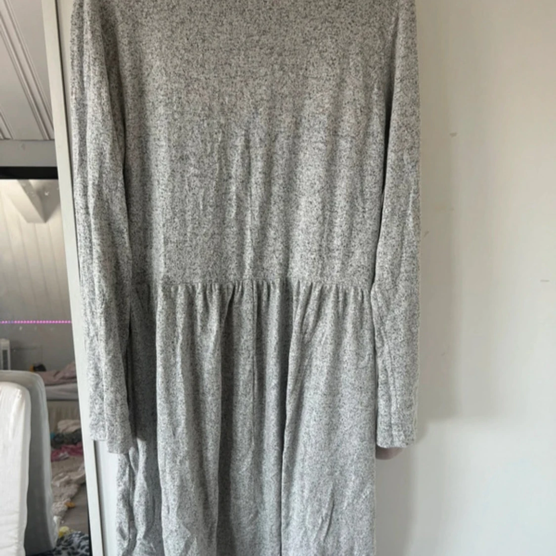 Gråmelerad långärmad klänning - 1