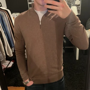Stickad halfzip - En väldigt fin halfzip som inte kommer till användning. Väldigt bekväm och snygg från märket Selected Homme. Har en liten defekt som man ej tänker på (se bild 4a).