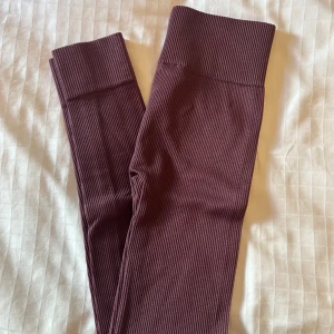 Ribbstickade vinröda leggings från ONLY Play  - Ribbatickade leggings i vinröd färg med hög midja från ONLY Play i storlek XS/S. Stretchigt material som sitter skönt och följer kroppen. Aldrig använda.