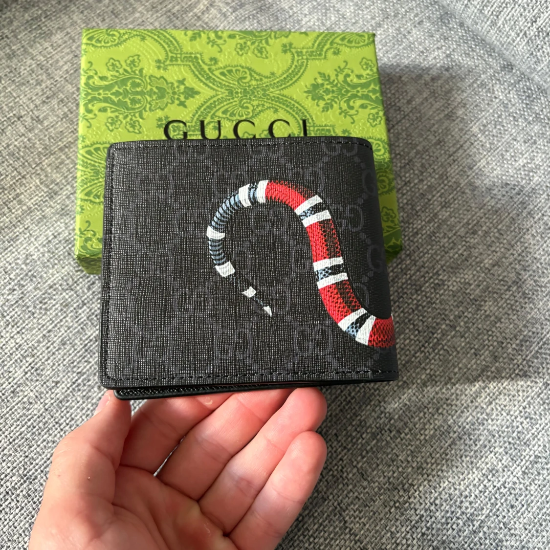 Svart plånbok med röd orm på - 1