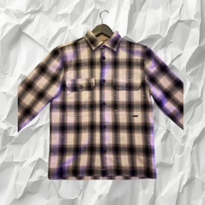 Flanellskjorta  - Snygg, stilren och unik Lindbergh flanellskjorta, använd fåtal gånger - Storlek: Small - Skick: 9/10 - Nypris: ≈ 1200-1500kr - Mitt pris: 599kr - DM för frågor & funderingar. (STEAL!!!) 🧨