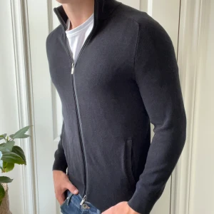 Massimo dutti full zip / cardigan  - Extremt najs zip, inga som helst defekter! Modellen är 180,75 kg och bär M. Kom med frågor! 