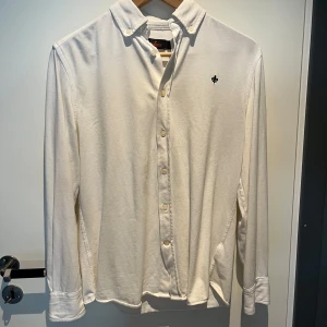 Vit Morris skjorta - Säljer denna vita Morris skjorta i storlek xs. Mycket bra skick inga defekter eller fläckar. Hör av er om ni har frågor