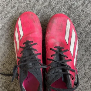 Adidas speedportal.1  - Säljer ett par Adidas speedportal.1 i storlek 38. De är rätt så använda men inget sönder och inga hål. Priset kan sänkas vid snabb affär.