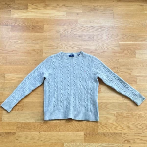 Gant stickad tröja (barn) - Superfin kabelstickad ulltröja från gant i riktigt bra skick i storlek 140, pris kan diskuteras vid snabb affär.