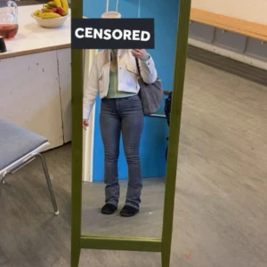 Grå bootcut jeans från ONLY, S/32 - Hej jag säljer dessa otroligt fina jeans från Only då dom knappt kommer till användning längre.  Jeansen är i storleken S och är Mid Waist bootcut  Midja: 32cm Grenlängd: 25cm Innerbenslängd: 82cm Ytterbenslängd: 109cm  Passar mig bra i längden som är 165cm