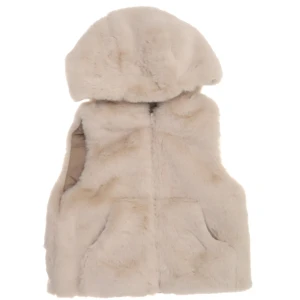 Beige fluffig pälsväst med huva - Säljer en supermjuk och fluffig beige pälsväst med stor huva och två fickor framtill. Perfekt för att ge din outfit extra cozy vibes och värme. Västen har en enkel, rak passform och är helfärgad utan mönster. Den är i storlek 40 men passar mig som har s/xs, skulle säga att den är i storlek M